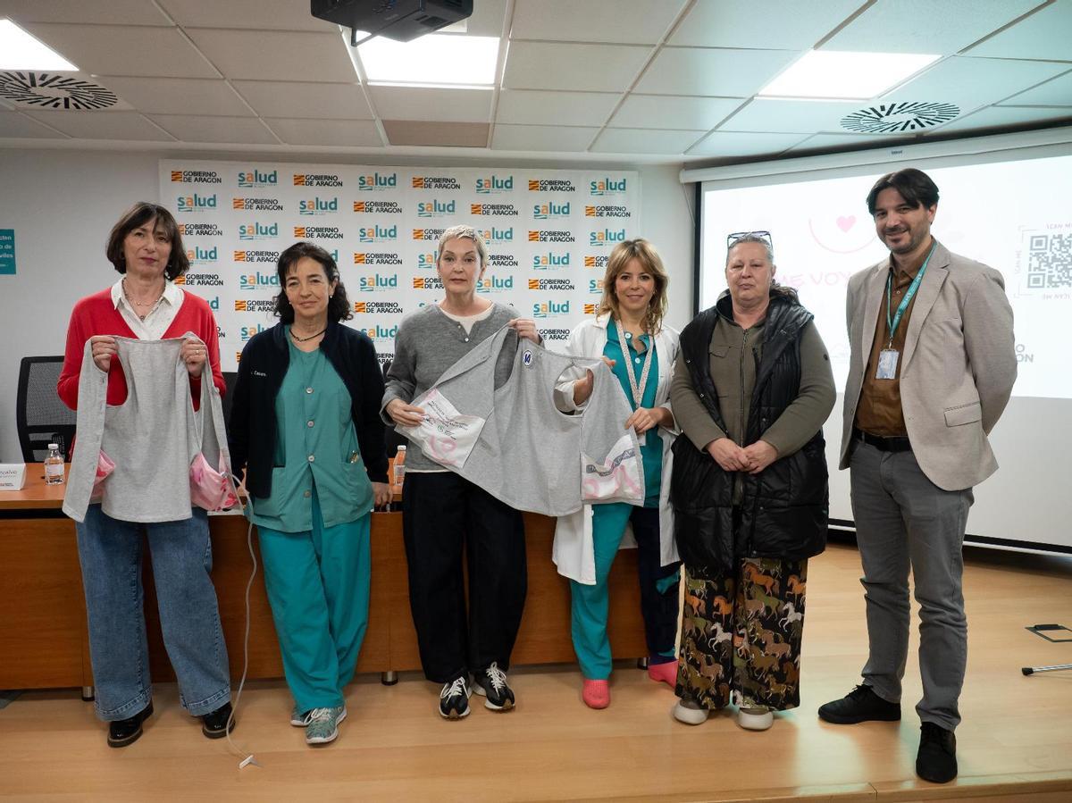 Profesionales sanitarias y representantes de las asociaciones de pacientes junto a una usuaria.