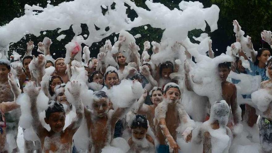 Una fiesta de la espuma en O Gatañal. | No importa que ayer no hiciese sol, había calor y era excusa suficiente para celebrar una fiesta de la espuma. Es una de las actividades de las escuelas de verano del Balonmán Cangas y los jóvenes participantes se lo pasaron en grande.