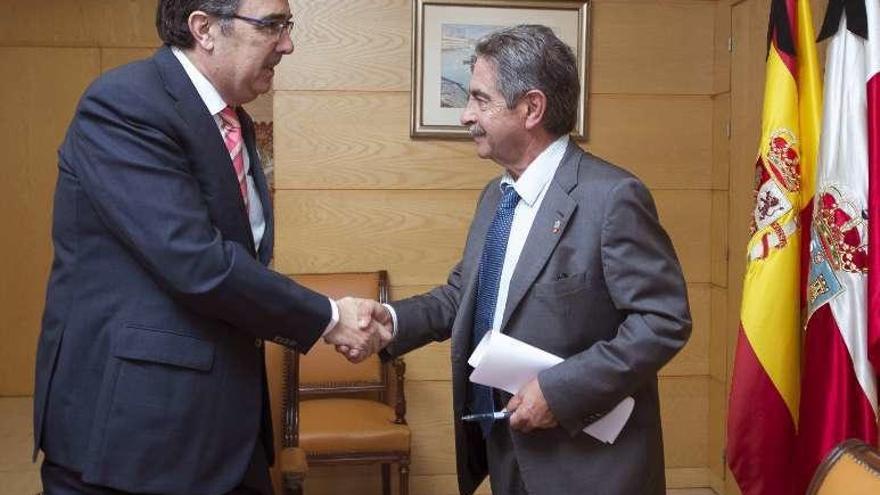 José Arnau con Miguel Ángel Revilla, ayer, en Santander.