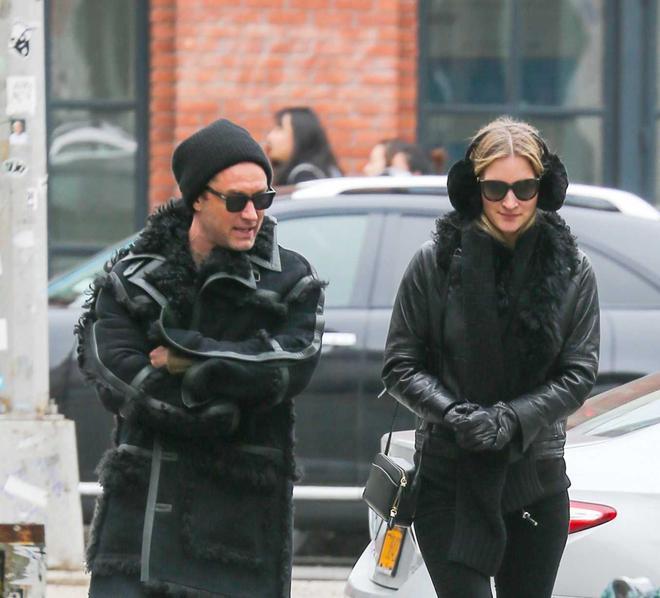 Jude Law y Phillipa Coan paseando abrigados