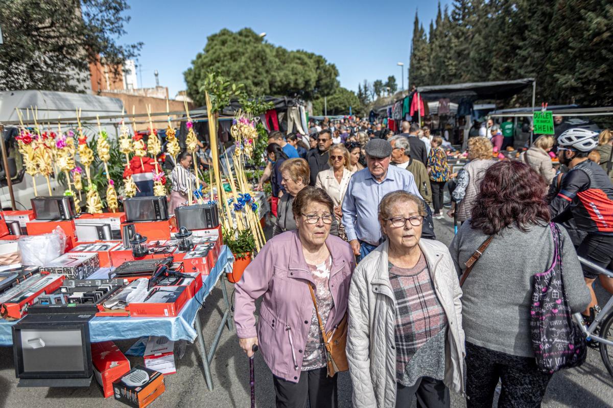 El histórico mercado ambulante inicia un exilio temporal: las obras de reforma del barrio exigen dejar libres las calles del Acer, de la Metal·lúrgia y del Crom, donde los puestos comerciales llevaban más de 50 años asentados. La nueva ubicación es desde el cruce de la calle de los Ferrocarrils Catalans con calle Foc hasta el cruce de la calle de la Mare de Déu de Port con el de calle Motors.