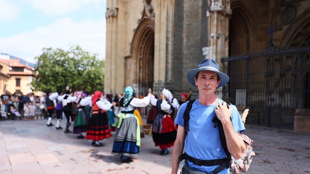 Los turistas disfrutan de la capital asturiana en los diferentes lugares emblemáticos.