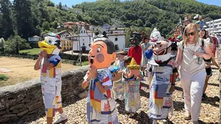Cangas del Narcea cumple con sus tradiciones festivas y los gigantes y cabezudos llenan de música y color la villa