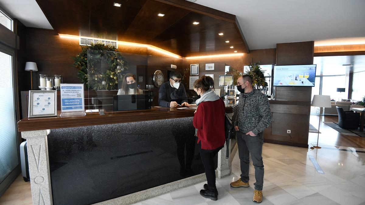 Turistas en la recepción de un hotel.