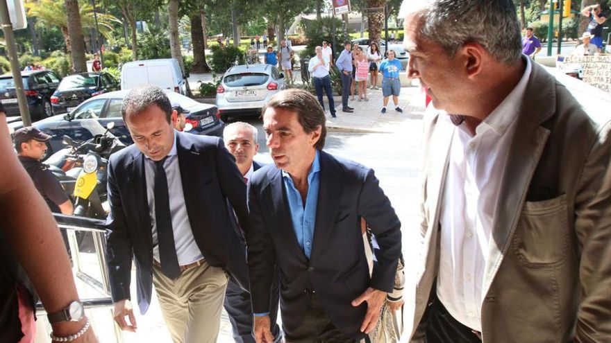 Aznar arremete contra Zapatero: &quot;No voy a hacer como él, manifestar su clara preferencia por la candidata&quot;