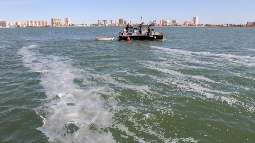 Una embarcación cruza el Mar Menor.