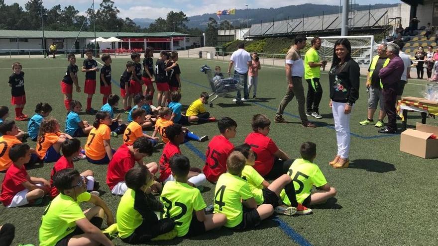 La alcaldesa de Mos, Nidia Arévalo, en un acto en el campo de As Baloutas.