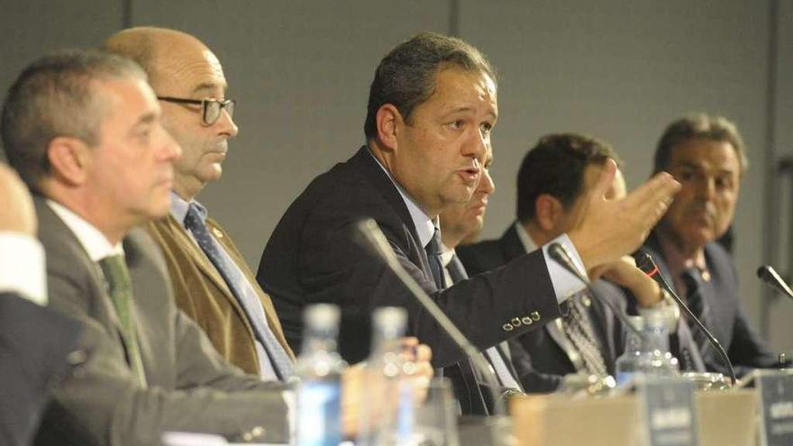 Tino Fernández junto a su consejo de administración en la junta celebrada en 2015.