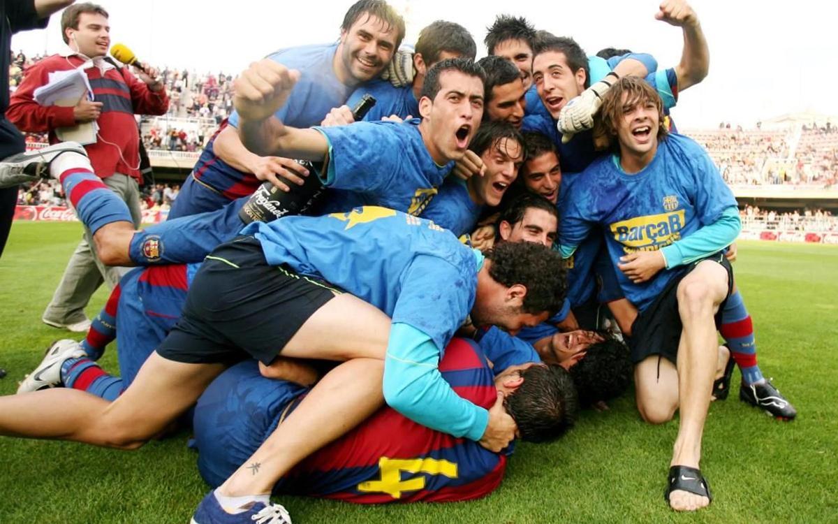 La plantilla del Barça B celebra el ascenso a Segunda B en el Miniestadi tras ganar al Barbastro