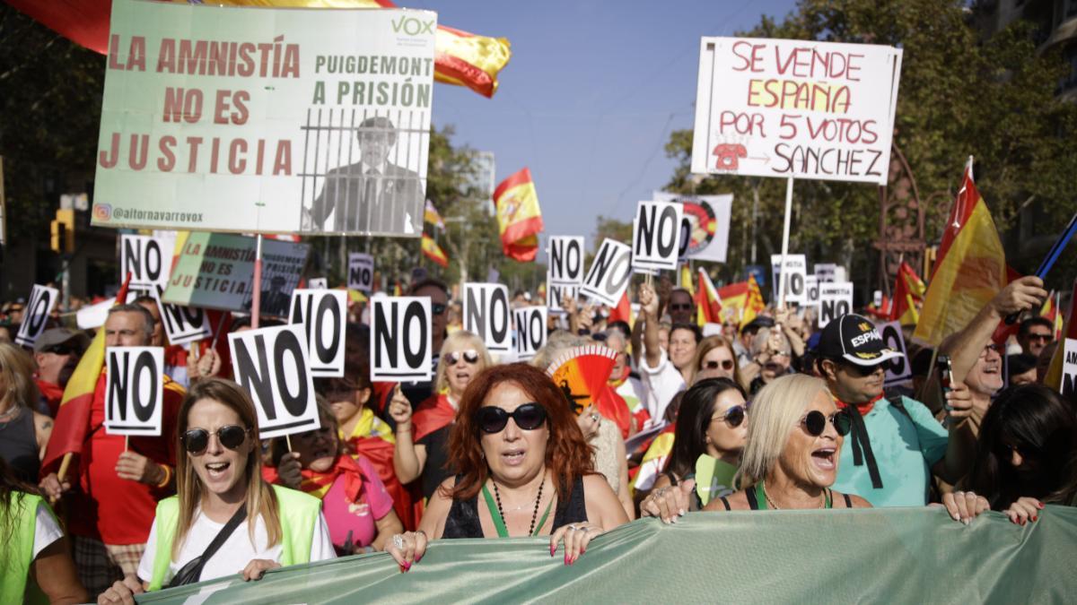 Miles de personas marchan contra la amnistía en Barcelona: "No en mi nombre"