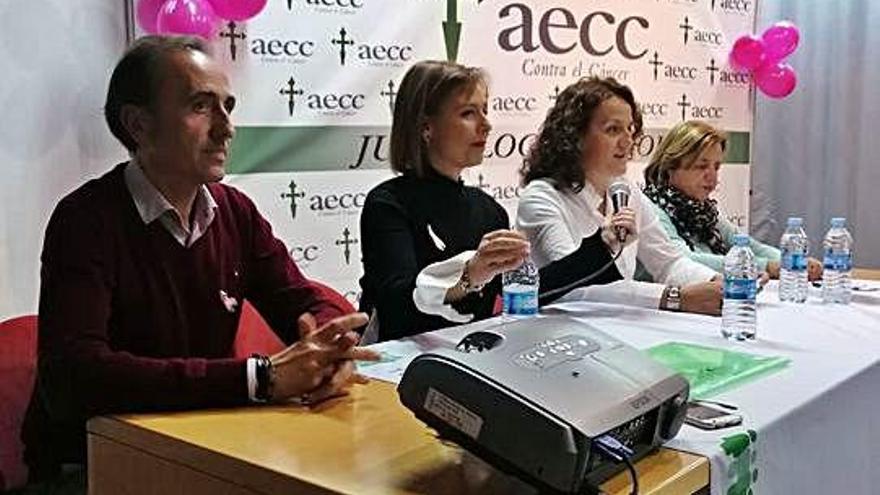 García (tercera izquierda) con autoridades y la presidenta de la AECC