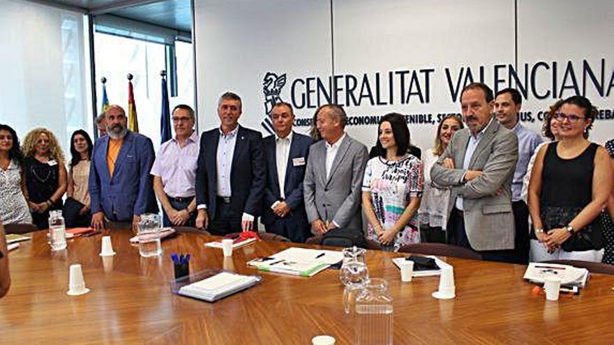 Los asistentes a la reunión de ayer. información