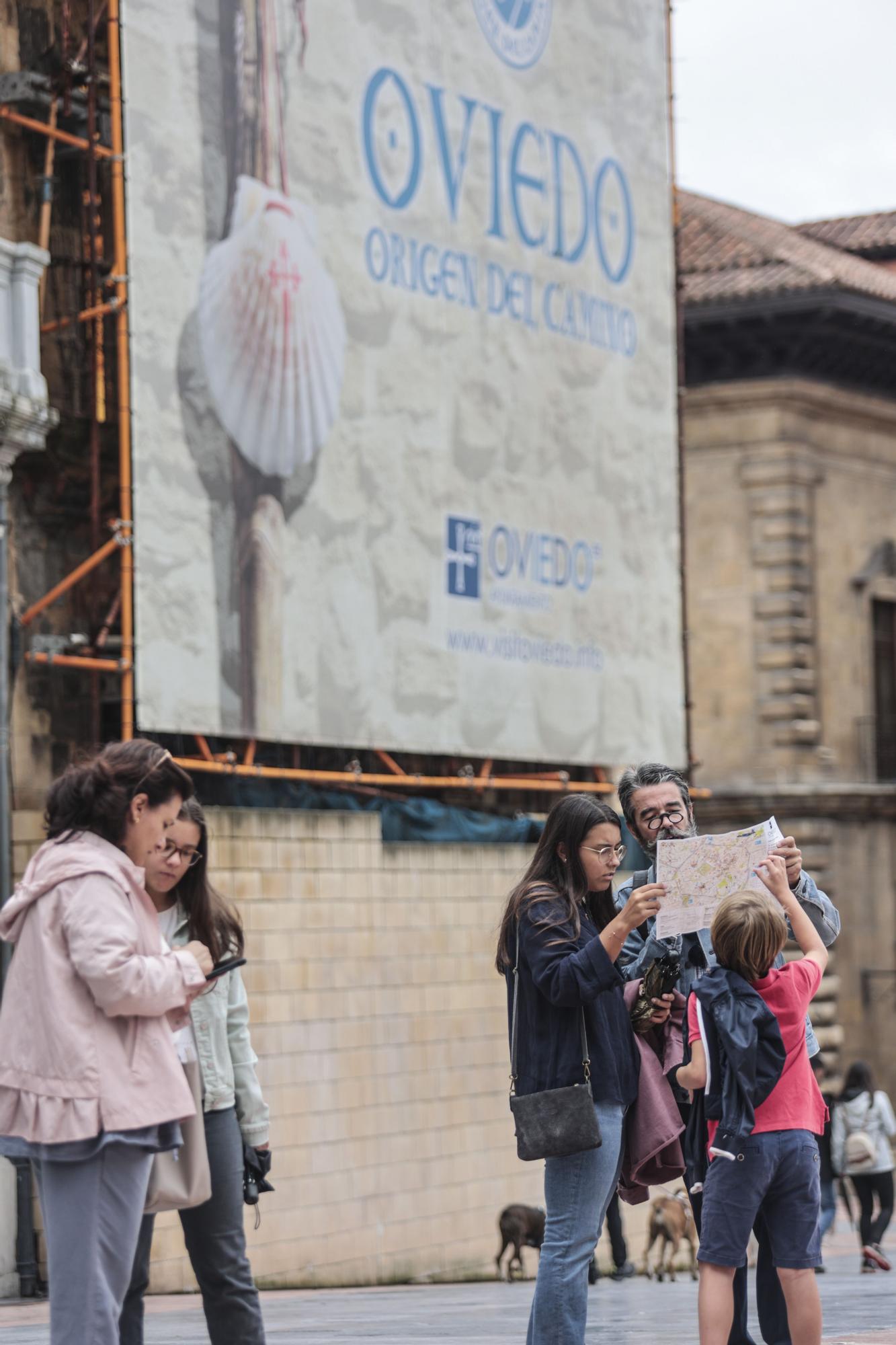 En imágenes: Los turistas, preparados para las lluvias asturianas