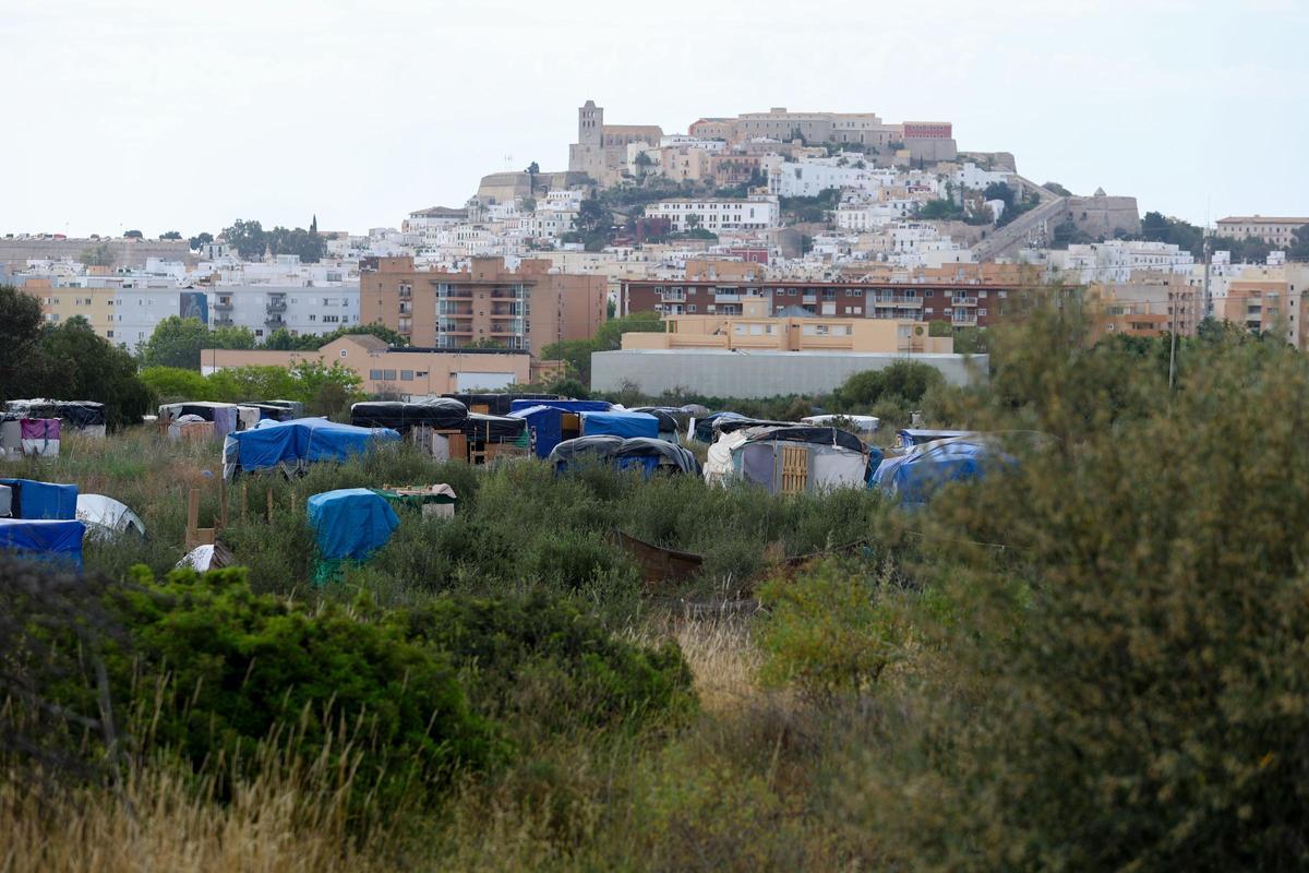 Poblado de chabolas junto al Recinto Ferial.