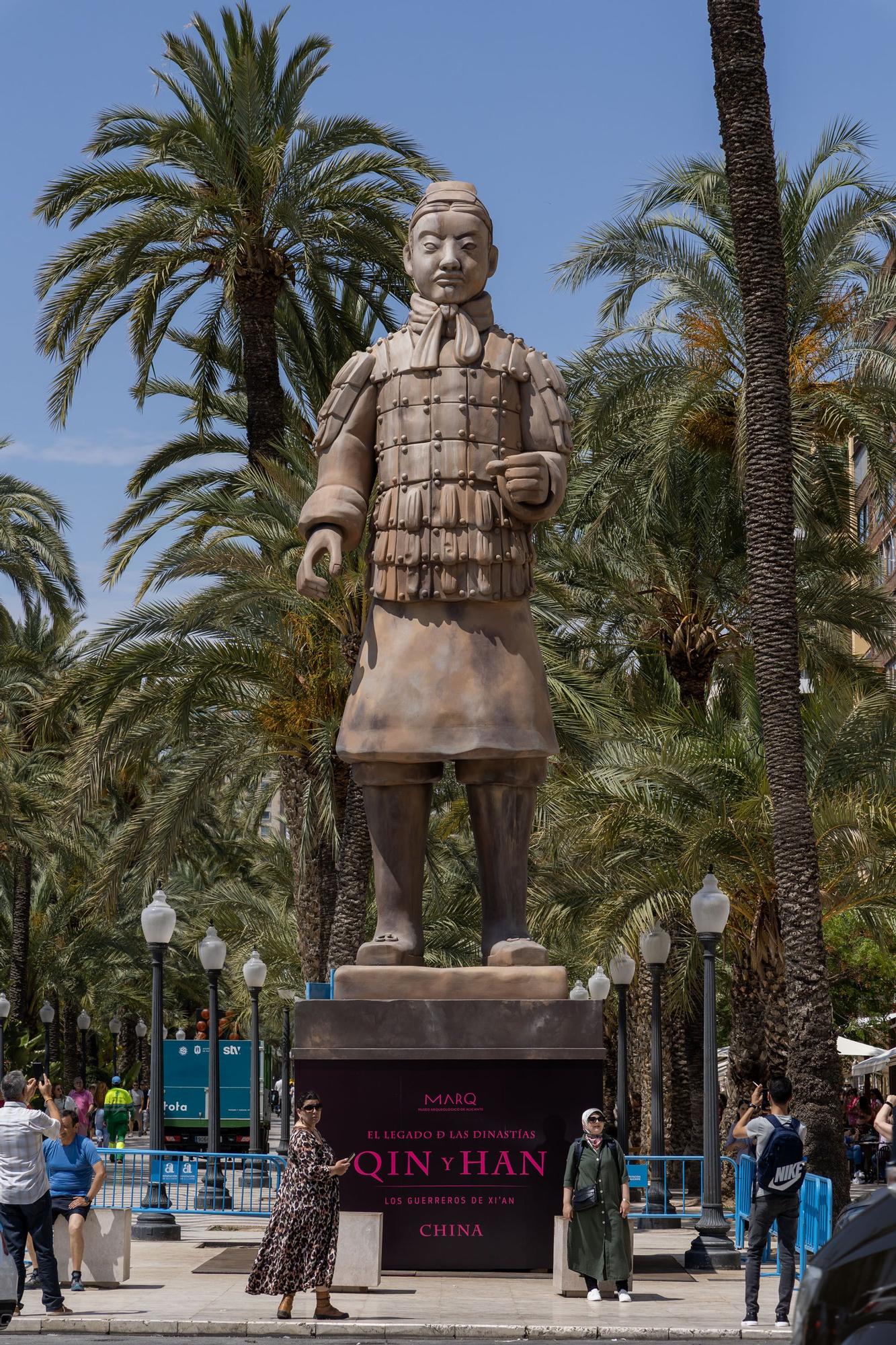 inauguración del guerrero de Xian de 11 metros que custodia la Explanada de Alicante