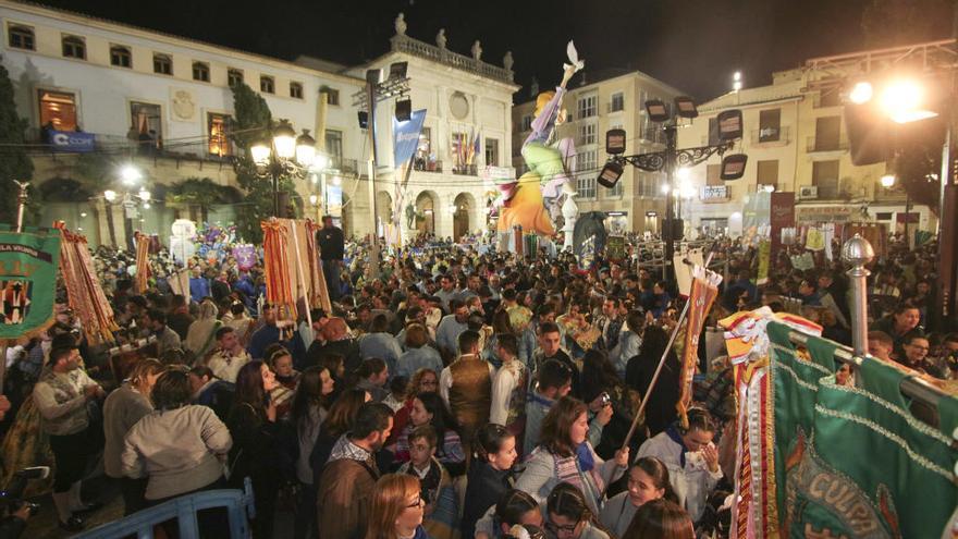 La plaza Major de Gandia, llena de falleras y falleros el día de la entrega de premios.