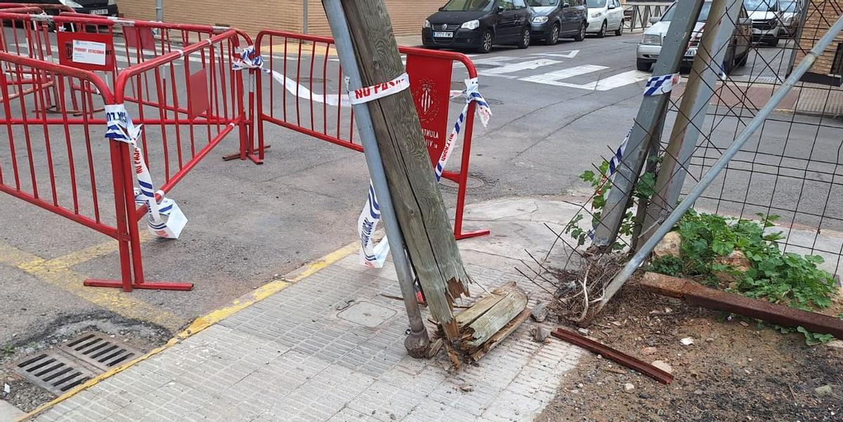 Imagen de detalle en la que se observa la rotura del poste, que solo se sostiene con rl tubo metálico del cableado.