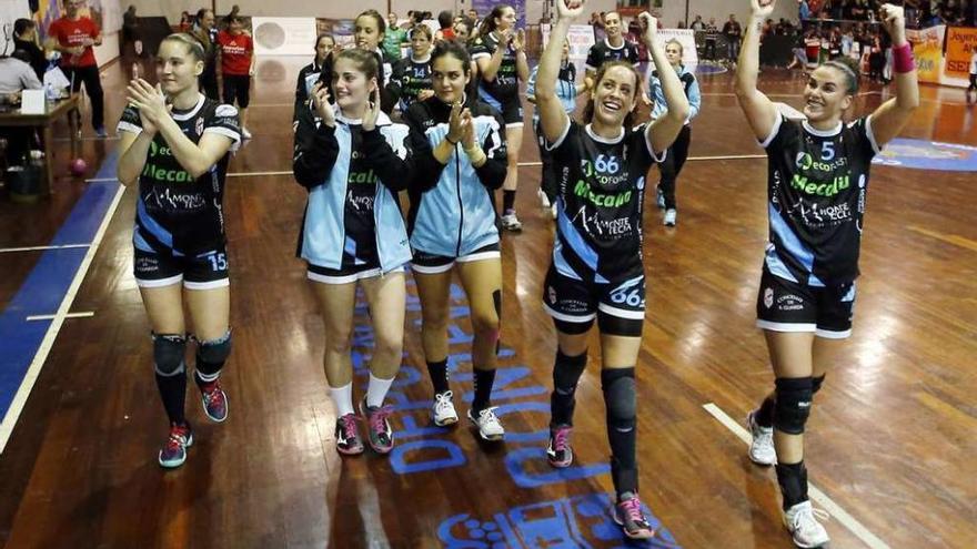 Las jugadoras del Mecalia Guardés festejan su triunfo ante el Bera Bera. // Marta G. Brea