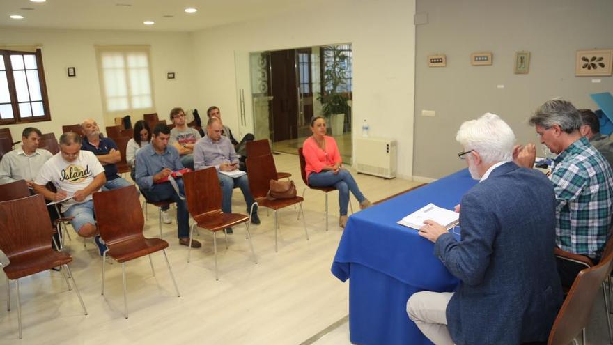 La reunión mantenida ayer entre el alcalde, los técnicos y los grupos de la oposición.