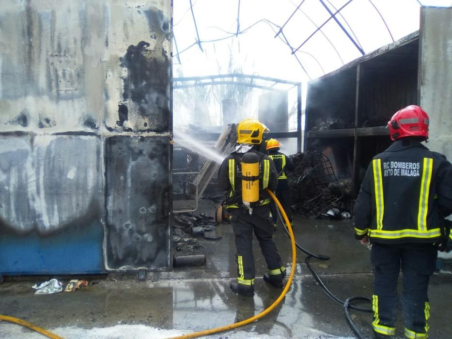 Incendio junto al taller de Los Prados.