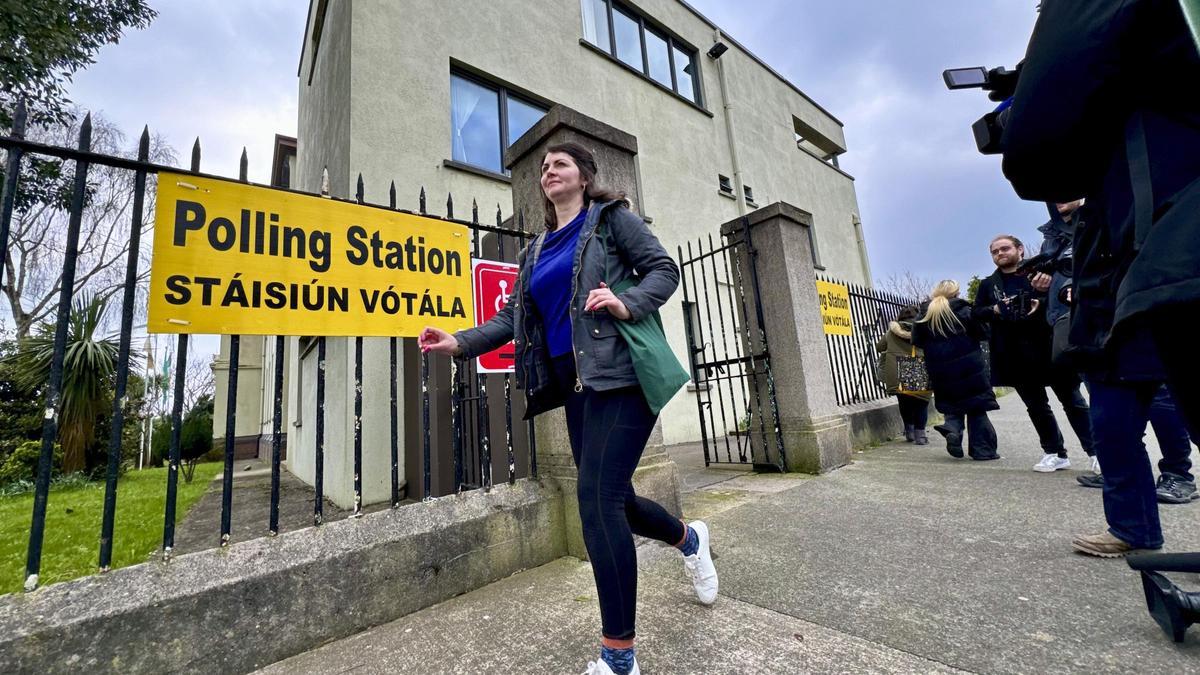 Una mujer, junto a un colegio electoral en Dublín.