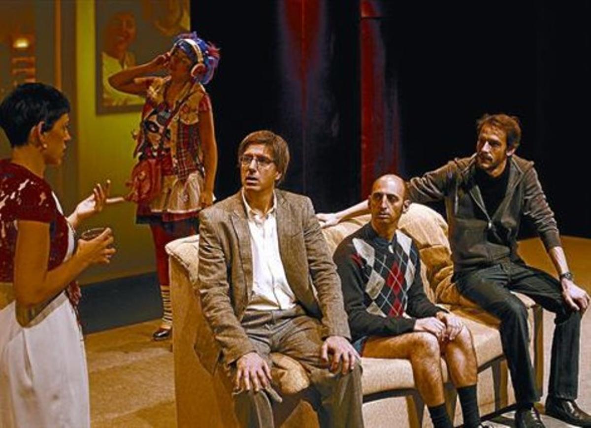 Cristina Cervià, David Planas, Toni Gomila i Albert Prat, amb Meritxell Yanes al fons, en una escena. Cristina Cervià, David Planas, Toni Gomila i Albert Prat, amb Meritxell Yanes al fons, en una escena.