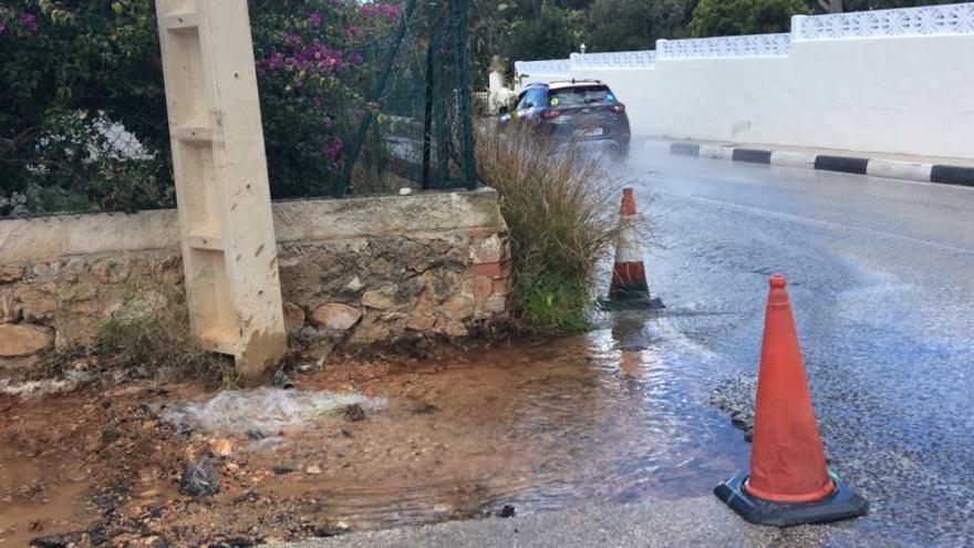 Un reventón convierte un tramo de la carretera de les Planes de Dénia en un río