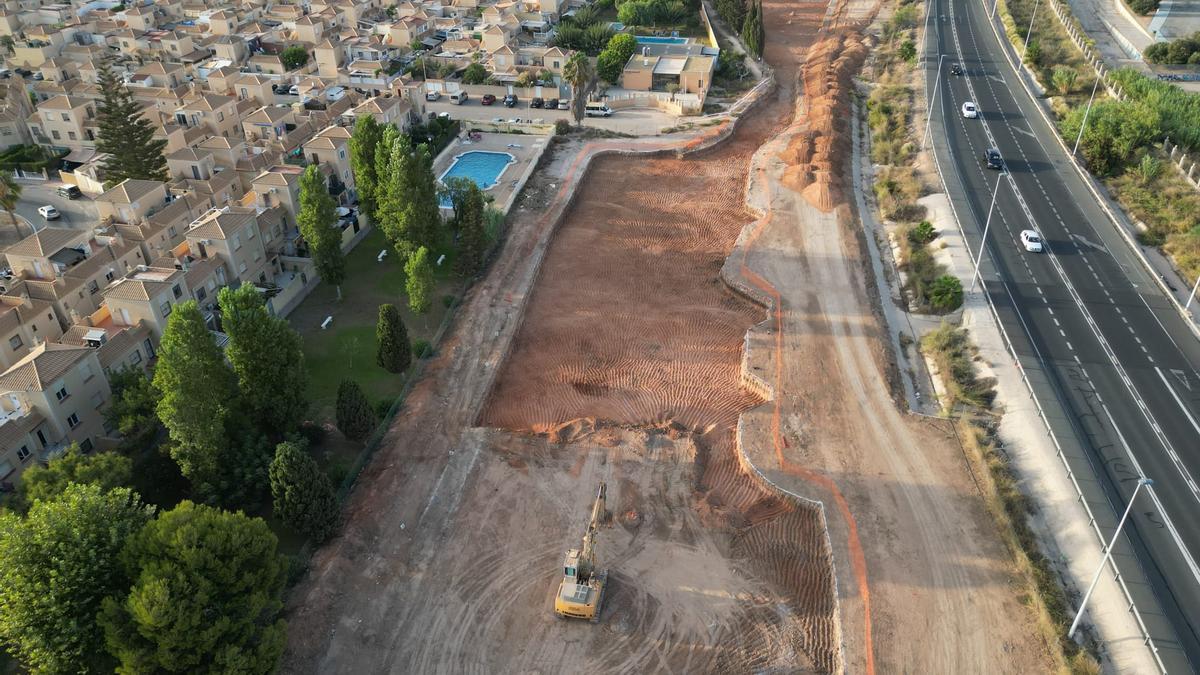 Imagen aérea de las obras de construcción de la balsa de laminación en Torrevieja junto a la N-332