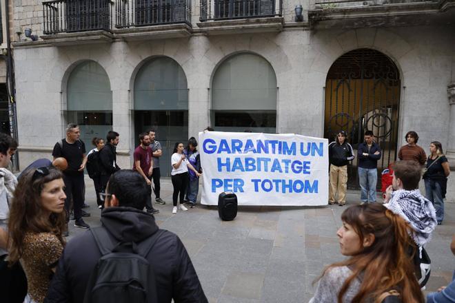 Les imatges de la protesta contra els desallotjaments a Girona