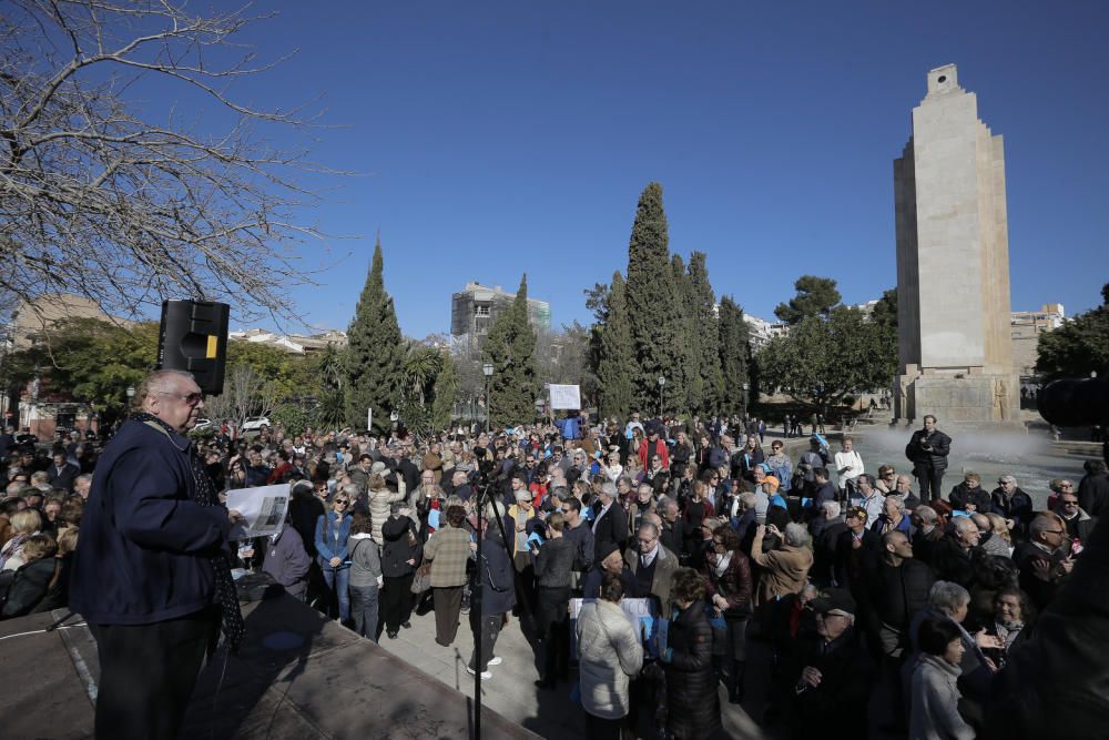 Más de 400 personas se concentran en defensa del monumento sa Feixina
