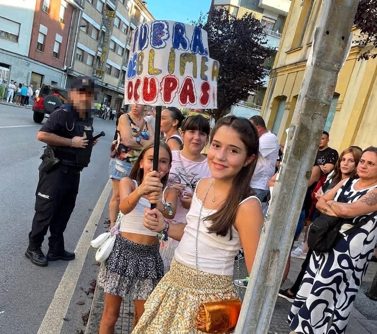 Concentración vecinal contra la "okupación" de un edificio en Blimea