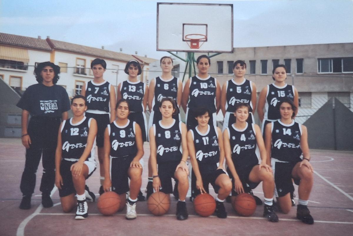 Elena Hernández, agachada con el número 4, con el Adeba que compitió en la segunda categoría nacional en la temporada 94-95.