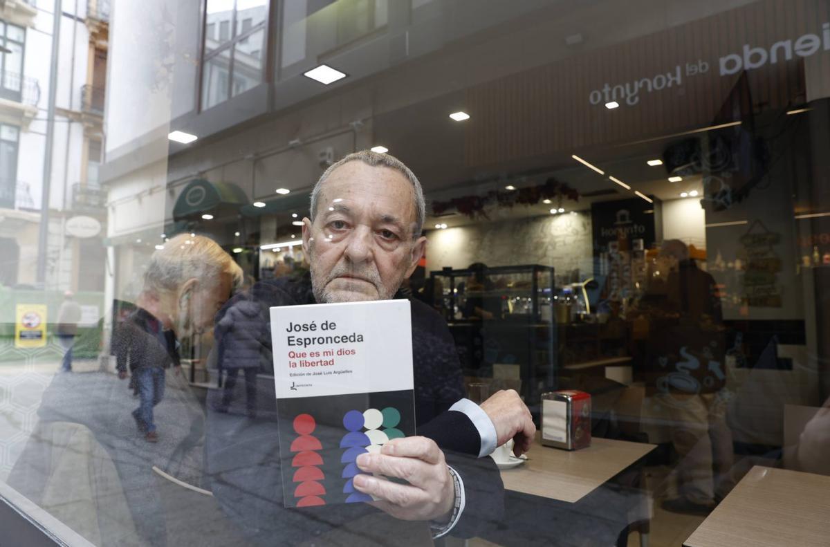 José Luis Argüelles, con su libro, en una cafetería de la calle Corrida.  | ÁNGEL GONZÁLEZ