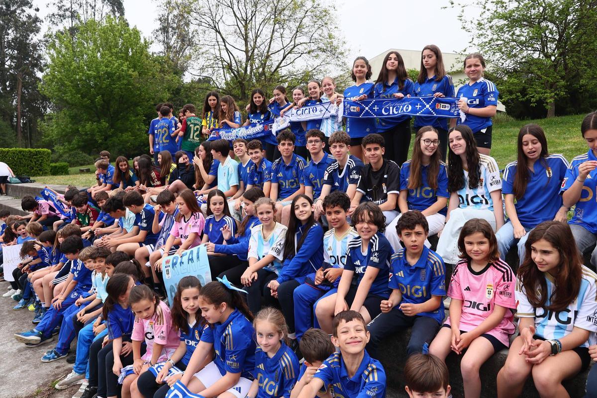 EN IMÁGENES: Los alumnos del colegio École se visten de azul para apoyar al Real Oviedo