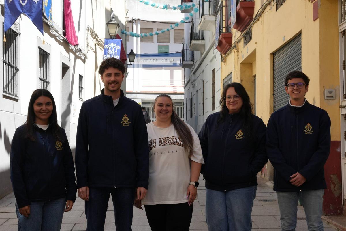 Miembros del grupo joven de la cofradía del Resucitado de Badajoz en la calle José Terrón que han engalanado para la Virgen de la Aurora.