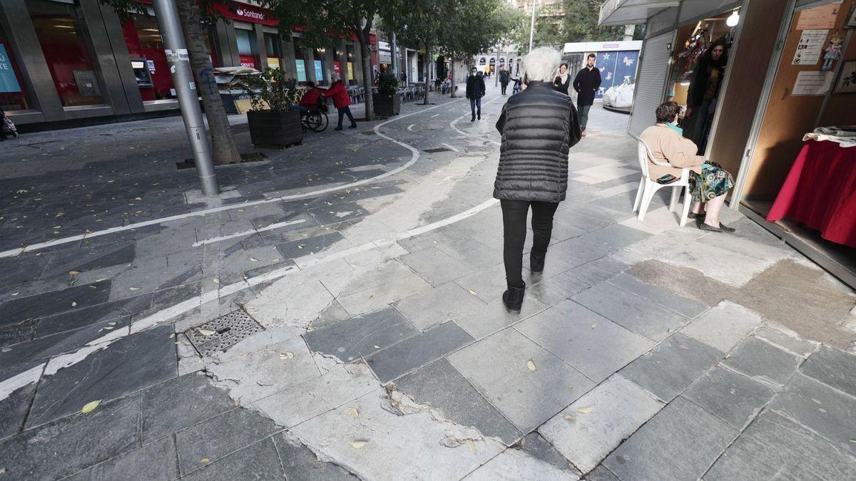 Imagen de archivo del pavimento en mal estado en la plaza de España