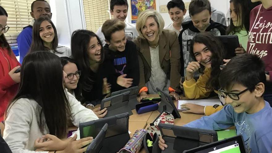 La consejera de Educación, Juventud y Deportes, Adela Martínez-Cachá, visitó uno de los centros digitales de la Región de Murcia.