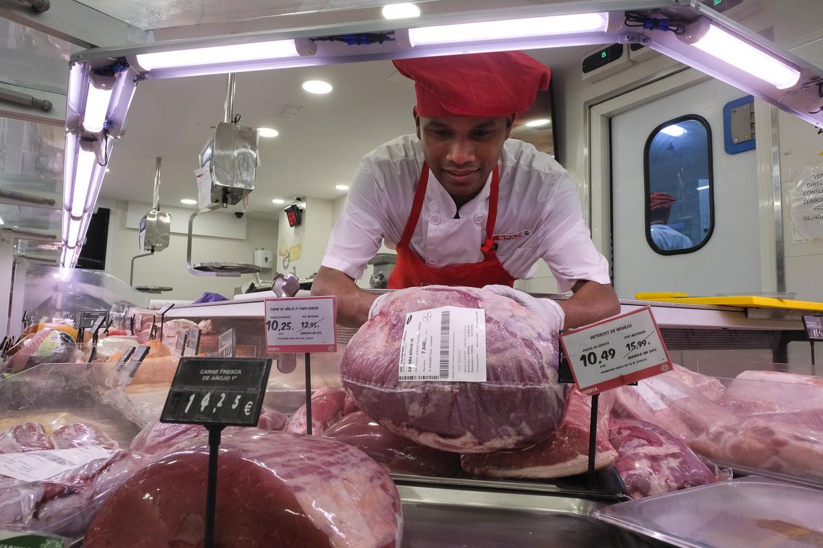 Daniel Meneses coloca una de las piezas de carne en el mostrador.