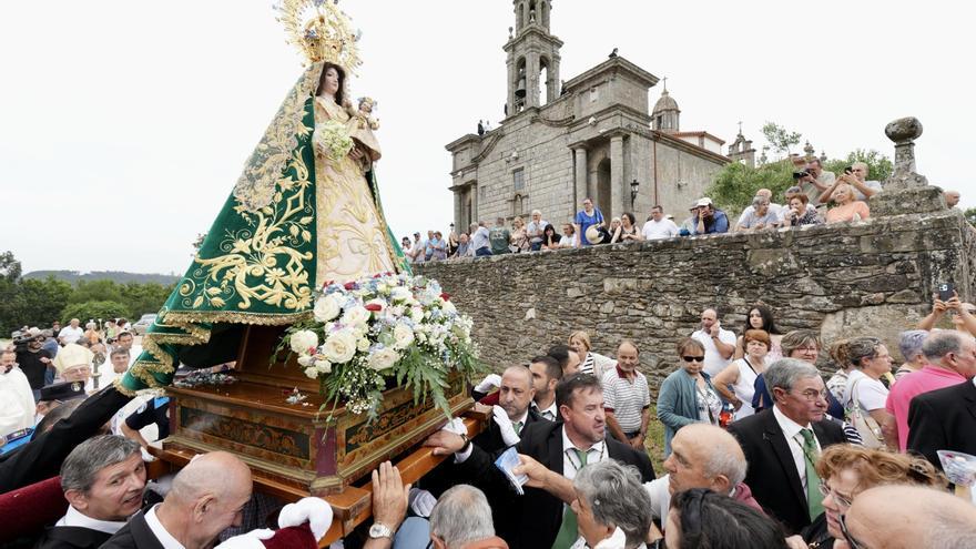 Abrazo multitudinario a la Virxe do Corpiño