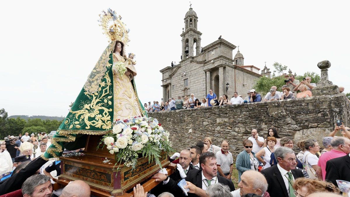 Inicio de la procesión, este martes, en el Santuario de O Corpiño.