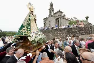 Abrazo multitudinario a la Virxe do Corpiño