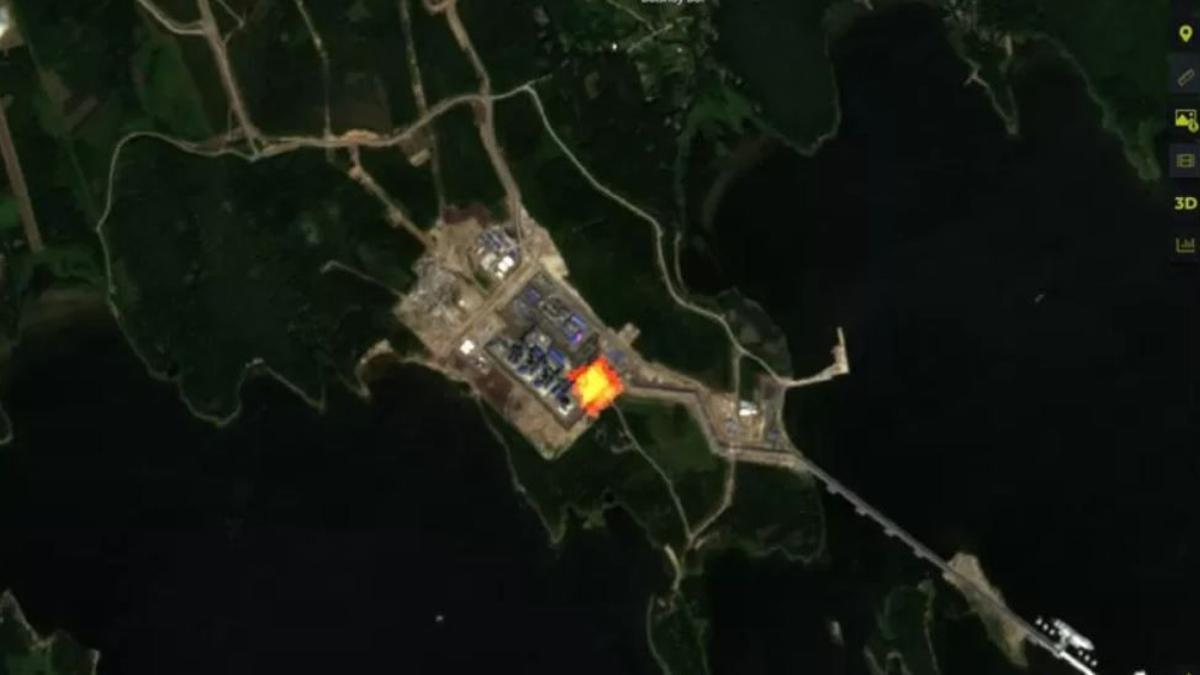 La imagen satélite que captura la radiación infrarroja de la combustión de gas en la planta de Portovaya, cerca de la frontera con Finlandia.