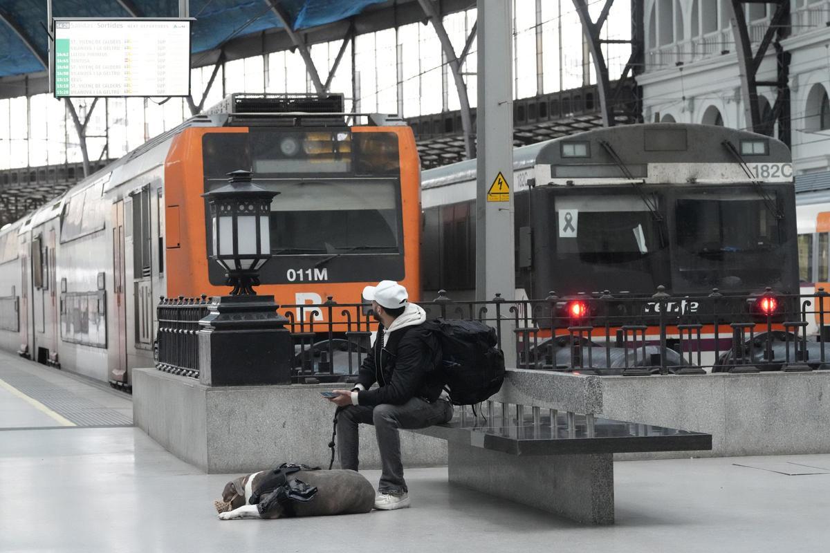 Trenes fuera de servicio en la Estació de França después de que se haya interrumpido el servicio de trenes de cercanías, regionales y media distancia en toda Catalunya