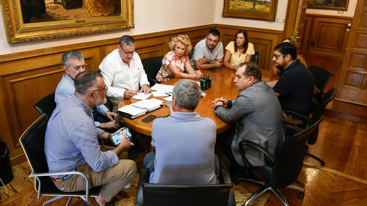 Javier Faúndez durante una reunión en 2024 con los presidentes y representantes de los seis grupos de acción local