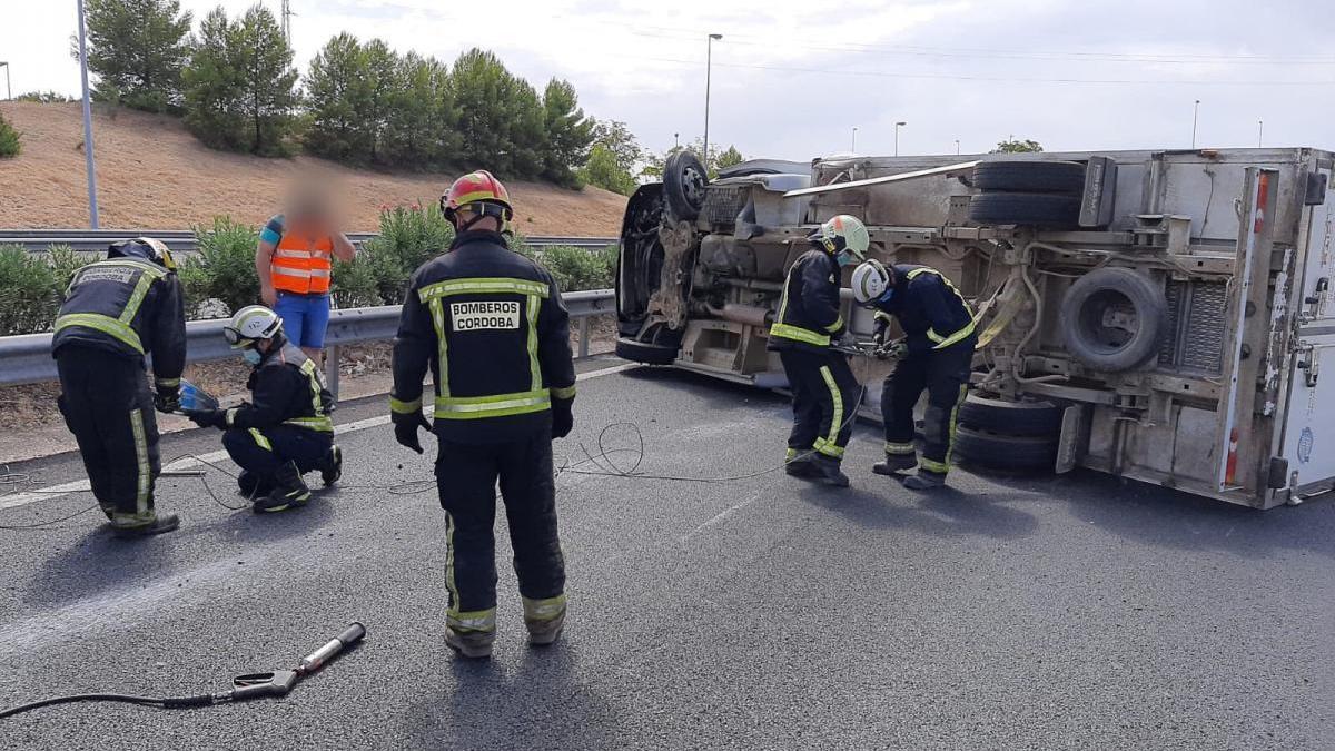 El vuelco de un camión obliga a cortar la A-4 a la altura de Córdoba durante 45 minutos