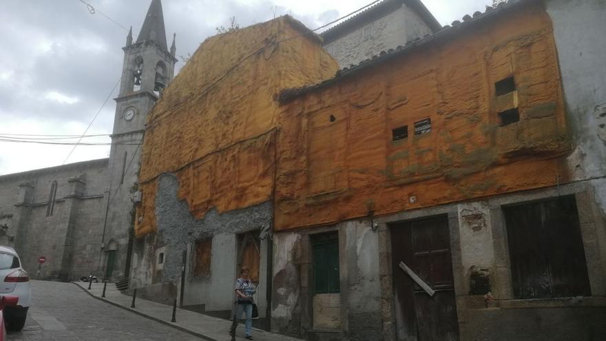 Inmueble abandonado en el casco histórico de Betanzos. |   // LA OPINIÓN