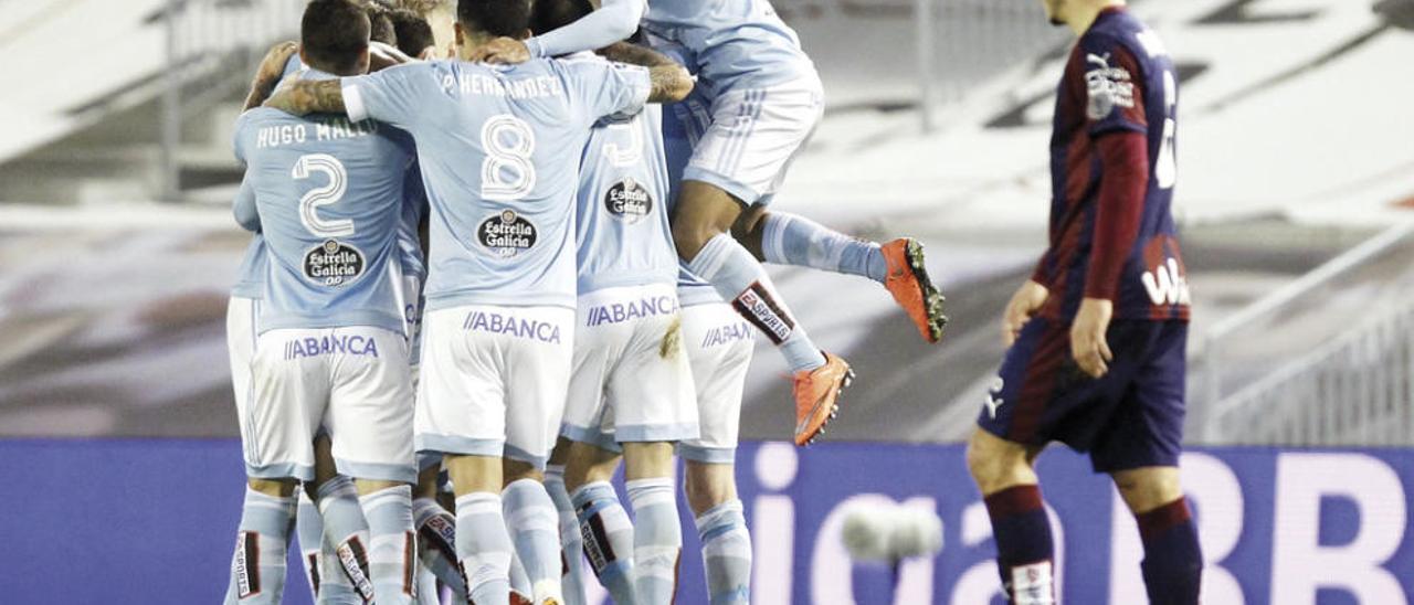 Los jugadores del Celta celebran uno de los goles al Eibar. // José Lores