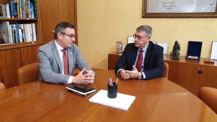 Diego Conesa y Mario Urrea, presidente de la CHS.