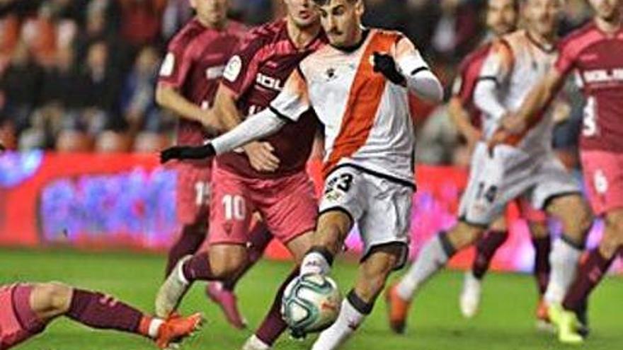 Zozulya pressiona el jugador del Rayo Óscar Valentín.