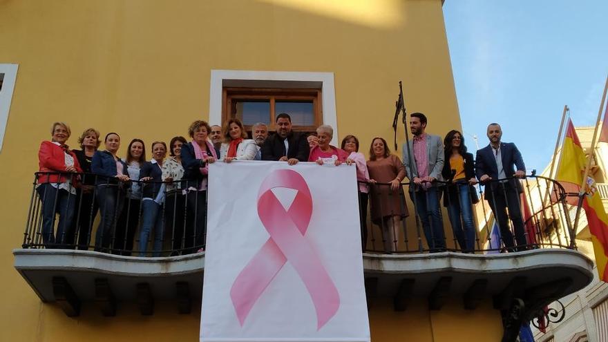 El Ayuntamiento de Alcantarilla luce un gran lazo rosa.